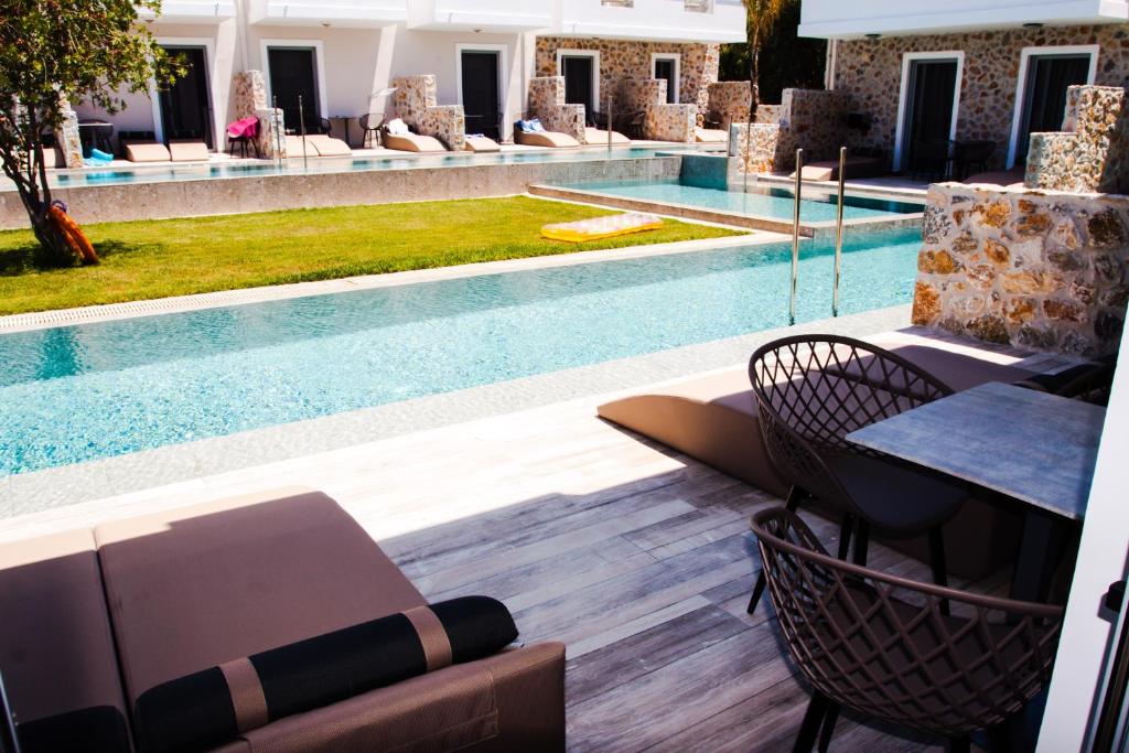 Familiekamer-met-gemeenschappelijk-zwembad