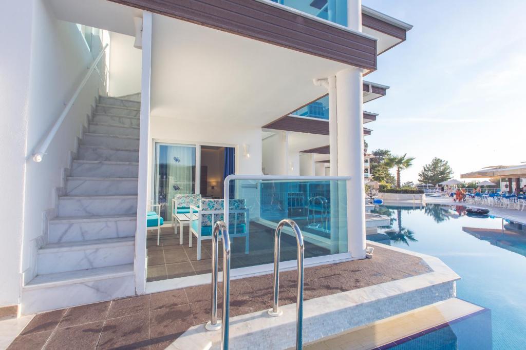 Garcia-Resort-Spa-Swim-Up-Kamer