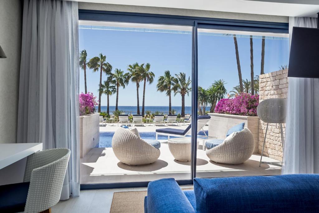 Superior-Junior-Suite-met-Directe-Toegang-tot-het-Zwembad