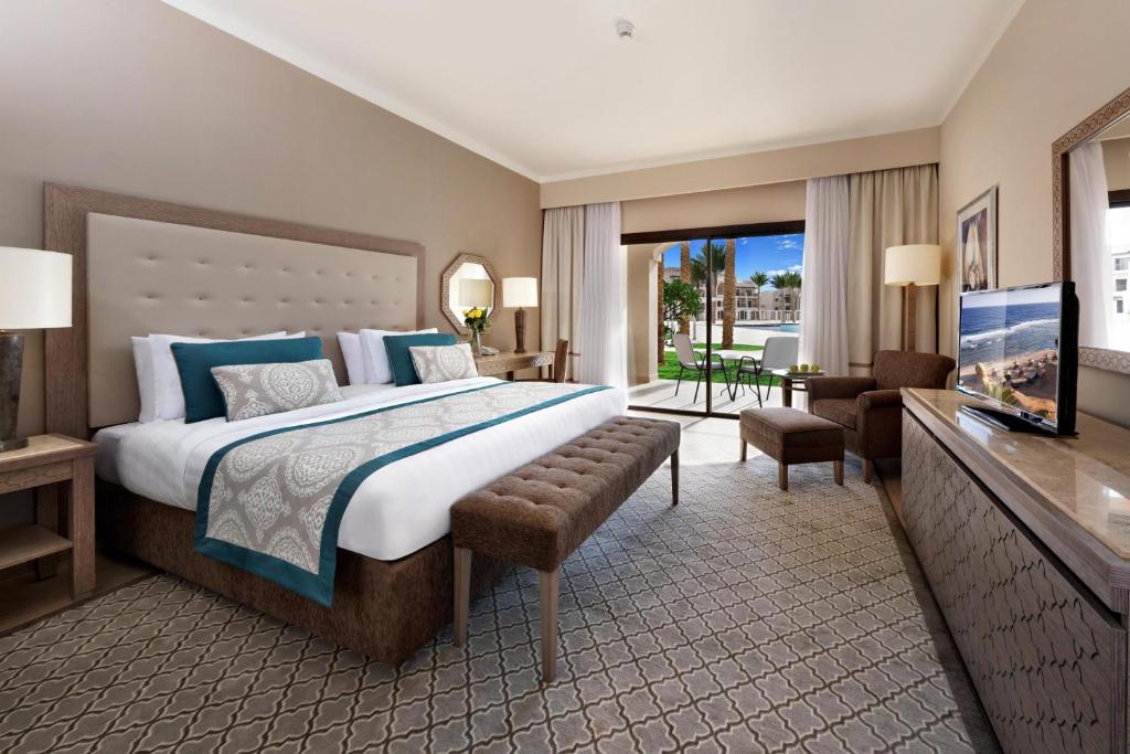 Deluxe-Familiekamer-met-Directe-Toegang-tot-het-Zwembad.