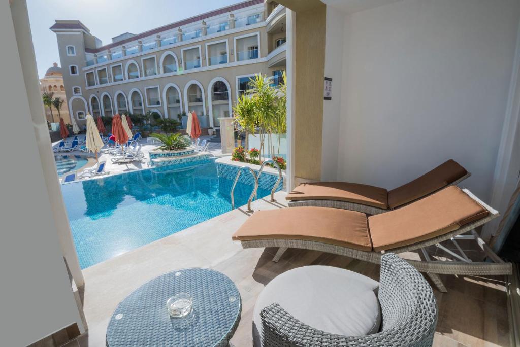 Deluxe-Kamer-met-Directe-Toegang-tot-het-Zwembad