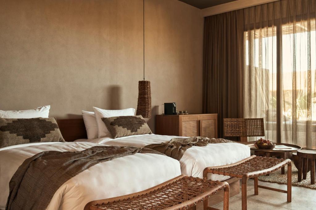 Junior-Suite-met-2-Aparte-Bedden-en-Gedeeld-Zwembad