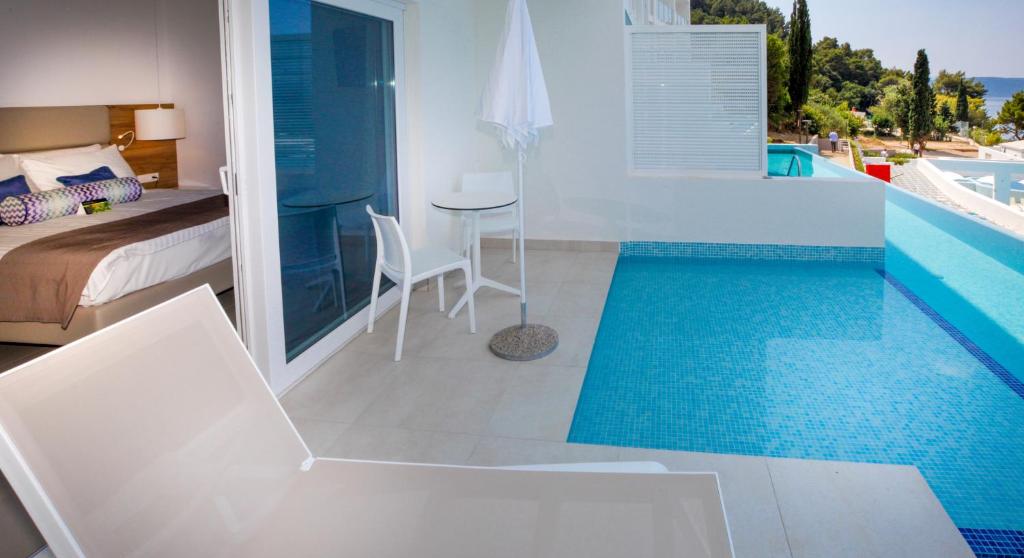 Standaard-Tweepersoonskamer-met-Directe-Toegang-tot-Zwembad-Uitzicht-op-Zee