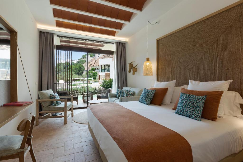 Junior-Suite-met-Eigen-Zwembad-en-Uitzicht-op-Tuin