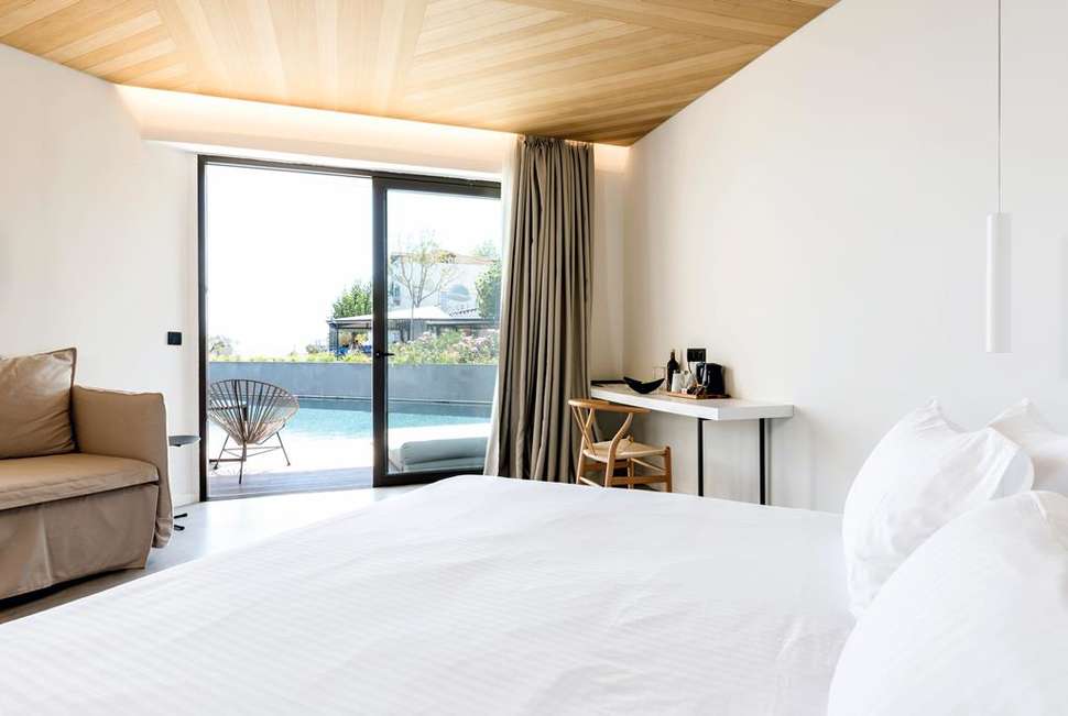 Caravel-Swim-Up-Room