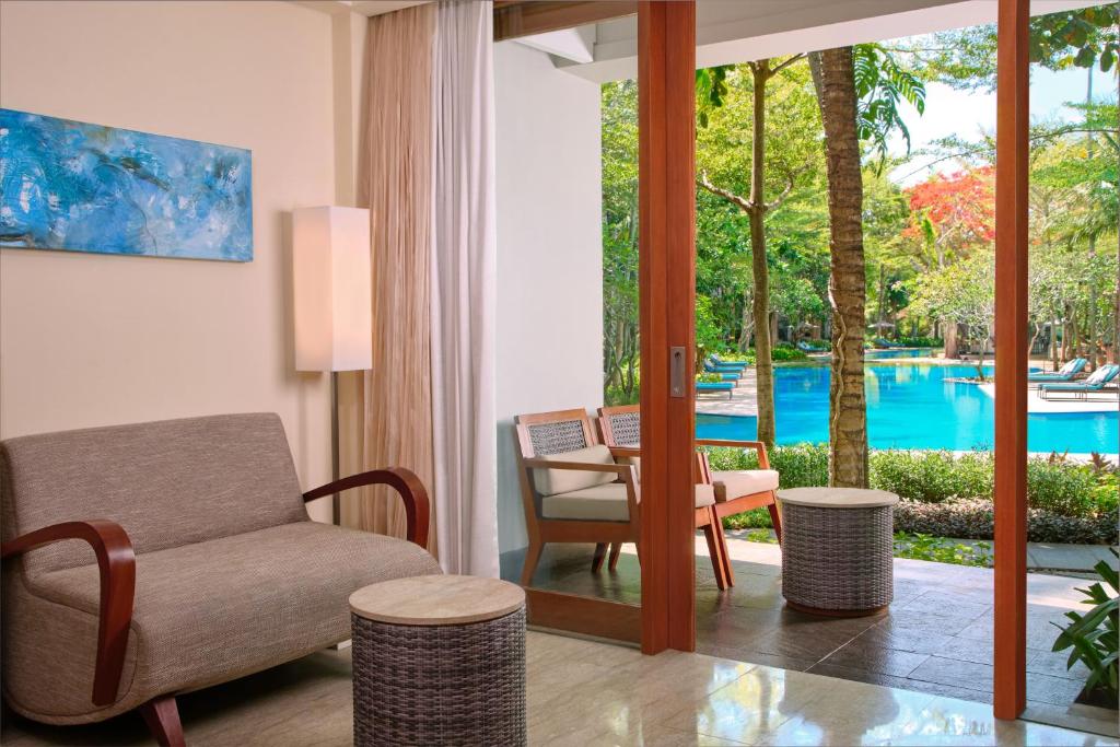 Deluxe-Kamer-met-Kingsize-Bed-en-Terras-Toegang-tot-het-Zwembad.