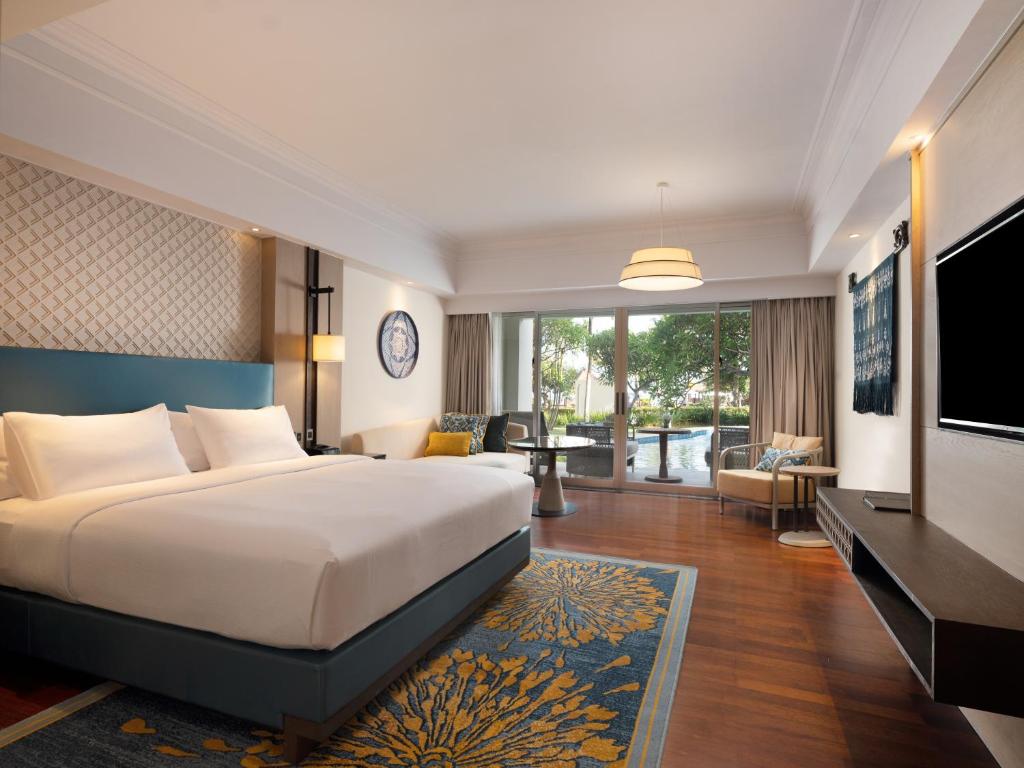 Executive-Kamer-met-Kingsize-Bed-en-Toegang-tot-het-Zwembad.