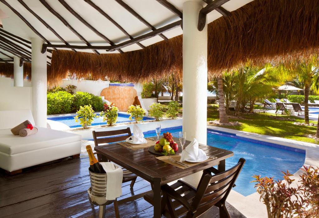 Overloopzwembad-Swim-Up-Suite-met-1-Slaapkamer