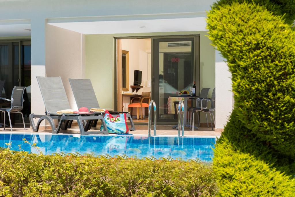 Deluxe-Tweepersoonskamer-met-1-of-2-Aparte-Bedden-en-Toegang-tot-het-Zwembad-Terras