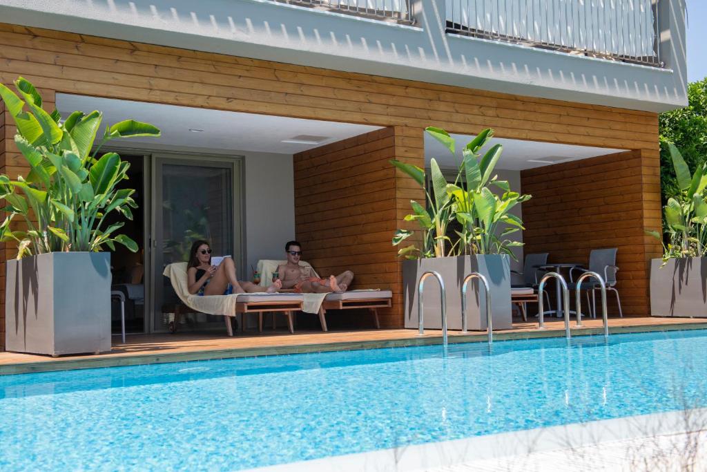 Deluxe-Tweepersoonskamer-met-1-of-2-Aparte-Bedden-en-Toegang-tot-het-Zwembad