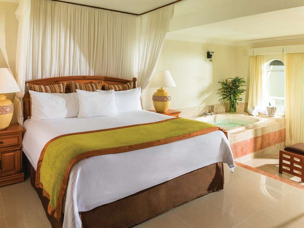 TUI-Blue-El-Dorado-Seaside-Suites-Spa-Swim-Up-Room