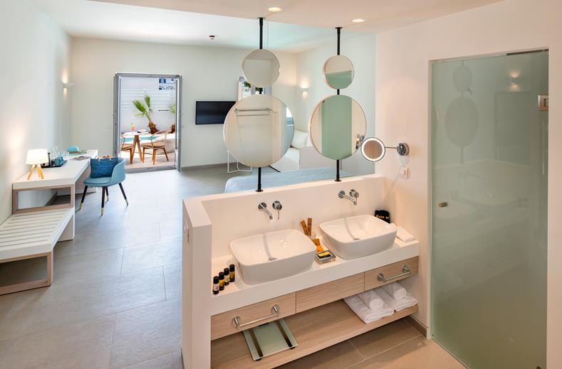 Hotel met Swim Up Kamers Op Santorini in Griekenland