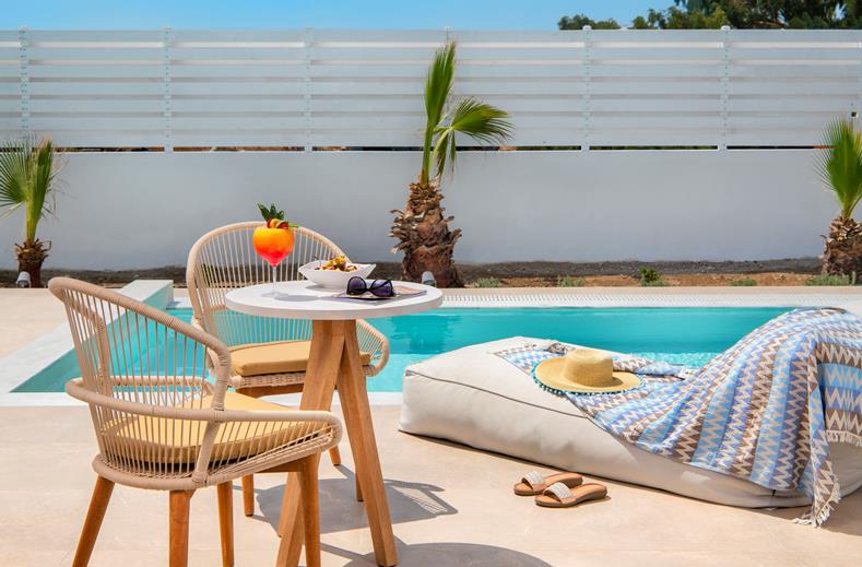 Hotel met Swim Up Kamers Op Santorini in Griekenland