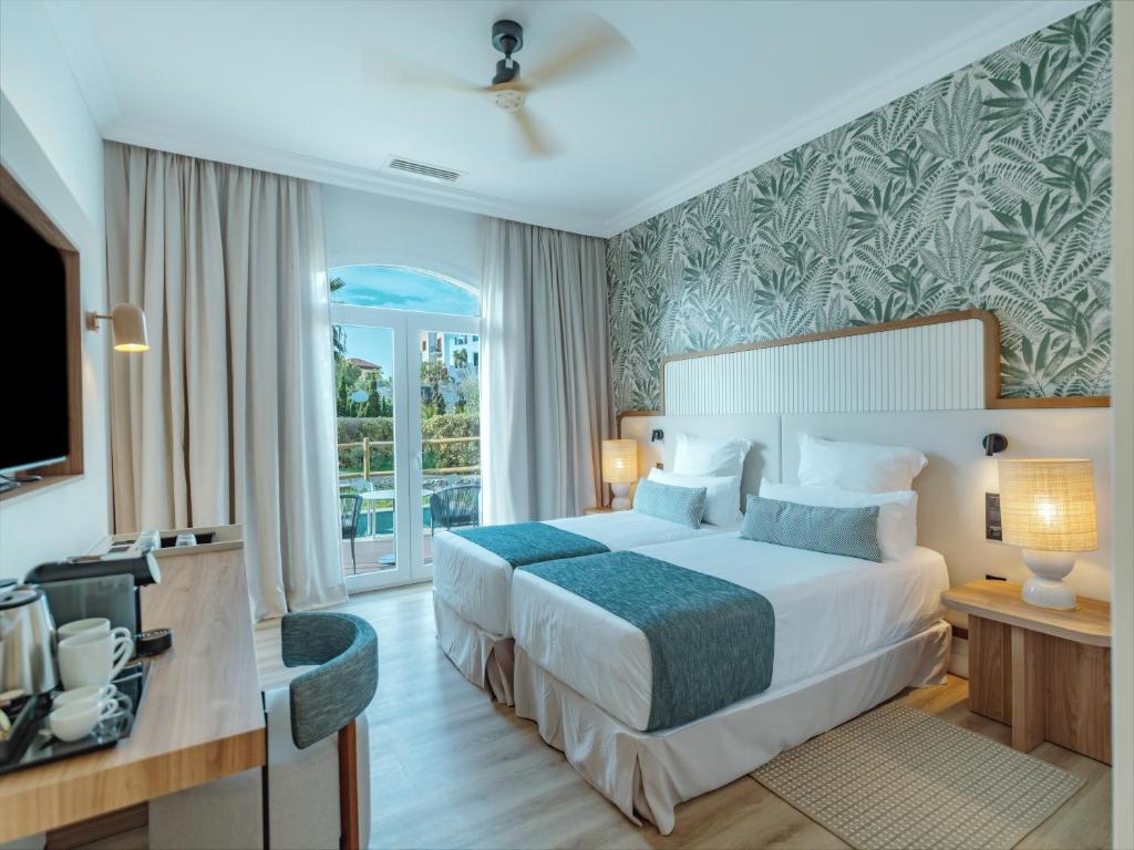 Dreams Madeira Resort Spa & Marina Swim-Up Room